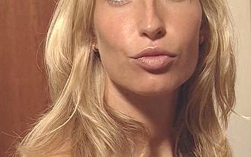 Herunterladen Blondine sophie evans trägt strumpfhosen für ihre analsex-session