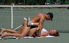 Candi Apple es embestida analmente en la pista de tenis - movie 1 - 4