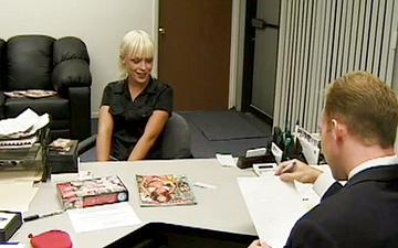 Herunterladen Die blonde layla jade wird nach einem interview gefickt