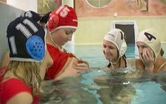 Jetzt beobachten - The water polo club turns into a lesbian orgy with vibrators at the pool 