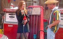 La dulce pelirroja Gwen Summers chupa y folla en la gasolinera - movie 1 - 2