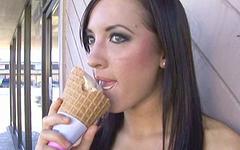 Guarda ora - Deena daniels wants her cherry popped after she finishes her ice cream cone