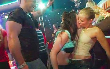 Descargar Titties everywhere, lesbians sucking face, cock sucking group dance party