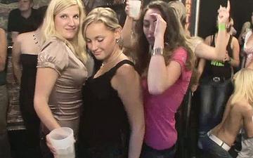 Descargar Blondes and brunnettes line up to suck dick lesbians lots of cock sucking