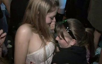 Télécharger Sweet brunettes and blonde play with each other's tits and cunts get fucked