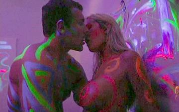 Herunterladen Trina michaels day-glow color couple fuck & suck each other facial cumshot