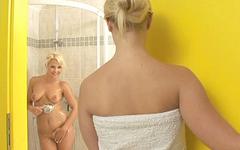 Ver ahora - Megan smith and amina love sex in the bathroom