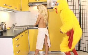 Télécharger Blonde victoria gives a nice blowjob to a guy wearing a funny costume