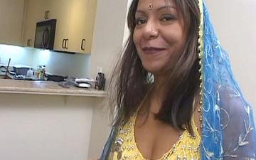 Herunterladen Lollipop has a hot indian pussy ready for action