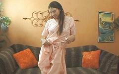 Kijk nu - Devaki is an indian housewife with a hung husband