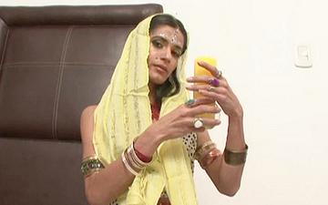 Télécharger Tamara is an indian housewife who loves jizz on her tits