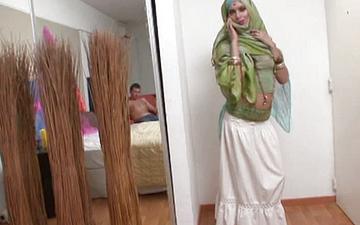 Herunterladen Tiziana is an indian housewife with quite the appetite for cock