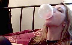 Guarda ora - Marie madison is a bubble gum slut who loves blowing bubbles or anyone else