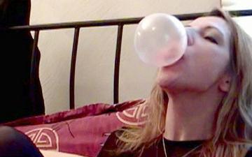 Herunterladen Marie madison is a bubble gum slut who loves blowing bubbles or anyone else