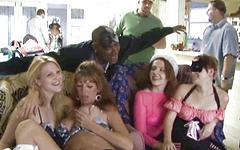 Guarda ora - Veronica rayne and lena juliett have a great time at the orgy sex parties