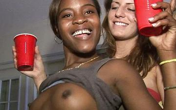 Télécharger Emily evermoore gets wild at the college parties