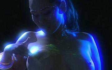 Herunterladen Jessica bangkok strips and plays with her vagina under a blue light