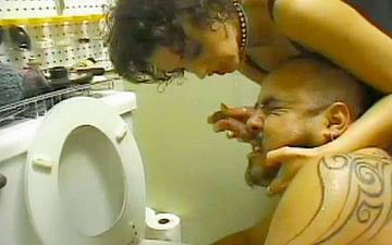 Télécharger Bdsm toilet scene gets dirty