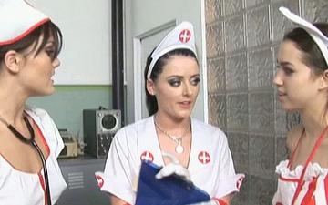 Herunterladen Three sexy naughty uniformed nurses jerk off a naked patient in cfnm style