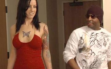 Scaricamento Brunette slut jennifer dark shows off big tits and tattoos while fucking