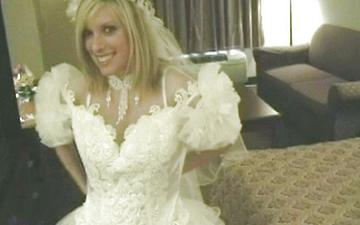 Descargar This bride can't even get her wedding dress off before she's fucking