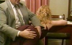 Regarde maintenant - Blonde college student bends over for a light spanking