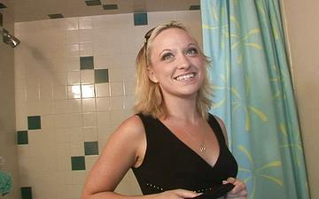 Télécharger Olivia fucks her sudsy pussy in the shower