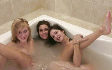 Télécharger Three college girls take a bath