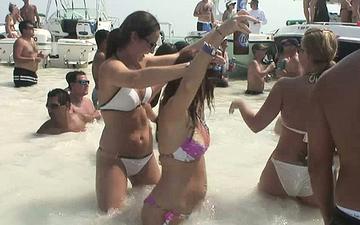 Herunterladen Fun and frolicking on the beach sends these hot amateur sluts totally wild