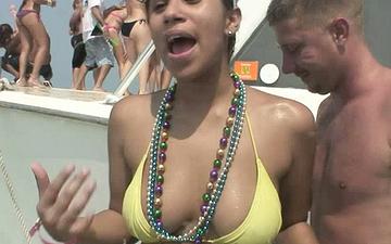 Downloaden These horny amateurs sure earned their beads as they show off their tits