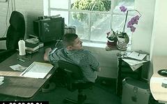 Kijk nu - Handsome jock gets it on with a sledder twink in office surveillance video