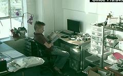 Guarda ora - Black dude gives a white twink a deep dicking in office surveillance video