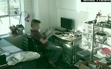 Télécharger Black dude gives a white twink a deep dicking in office surveillance video