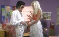 Kelsey Heart neukt een Elvis imitator - movie 4 - 2