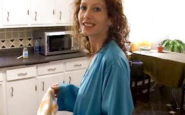 Herunterladen Red head housewife jennifer gets a tv repairman to fuck her like she needs