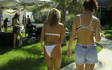 Descargar Nakita kash has a good time at the pool party with the other girls