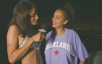 Scaricamento One sexy pornstar interviews another cute girl who cracks up laughing