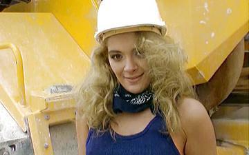 Descargar Jacqueline wild sucks cock on a construction site wearing a hard hat