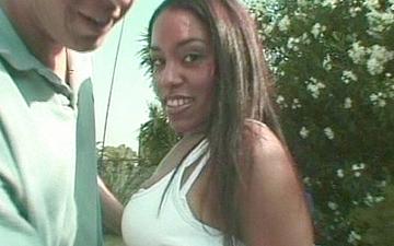 Descargar Adolescente negra taren follada al aire libre interracial