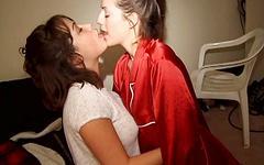 Jetzt beobachten - A bunch of cute girls kiss and make out together and take turns at it