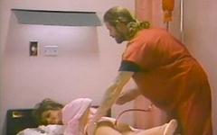 Regarde maintenant - Latoya treats herself to an enema