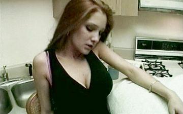 Herunterladen Tara discovered that fucking a black guy in the kitchen is amazingly hot