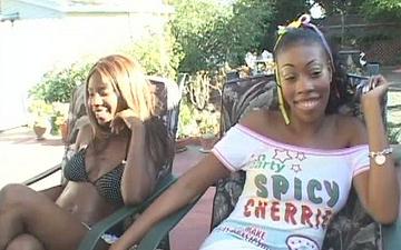 Télécharger Ashley fox has some horny lesbian black friends