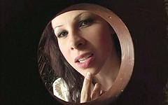 Regarde maintenant - Gianna michaels, la salope brune aux gros seins, s'envoie en l'air dans un glory hole.