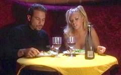 Dopo la cena Brittney Skye porta il suo uomo a casa per una scopata romantica - movie 4 - 2