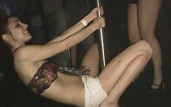 Guarda ora - Spring break is a time for pole dancing