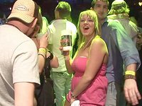 Kelly shakes her stuff at the booty shake contest - movie 5 - 4