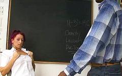 Jetzt beobachten - Raven black takes a huge black cock at school