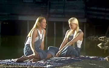 Télécharger Bella star and lauren phoenix have an innocent picnic that leads to sex