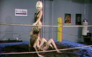 Herunterladen Misty gets sexual in the ring with another woman